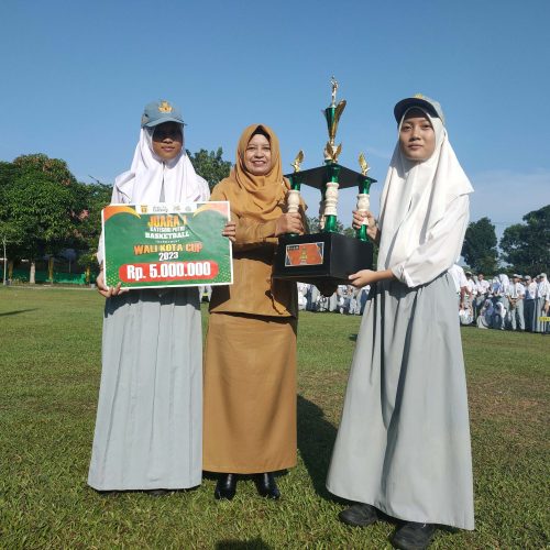 Tim Basket Putra Putri dan Tim Futsal SMA Negeri 3 Banjarbaru Berhasil Membawa Pulang Trofi